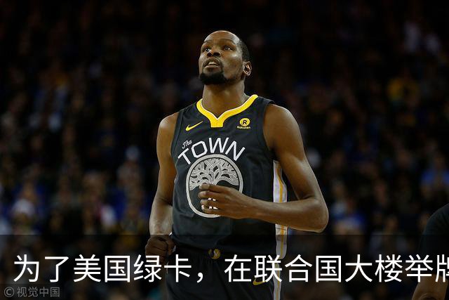 为了美国绿卡，在联合国大楼举牌抹黑中国的张晓宁，如今下场咋样